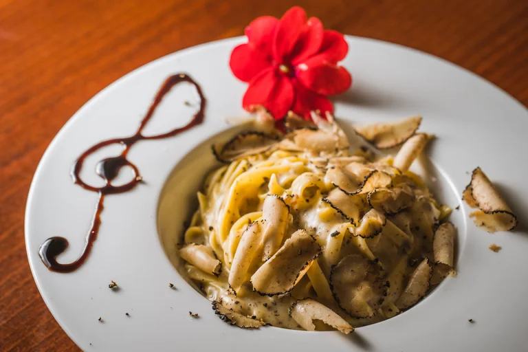 Pljukanci with truffles presentation